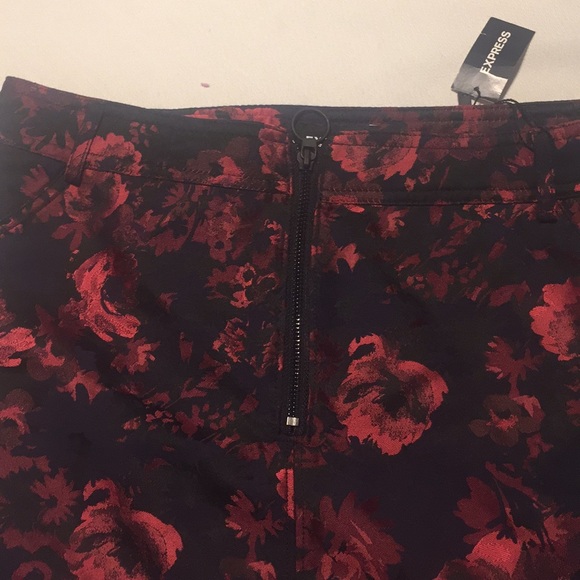 NWT Express mini skirt with a ruffle hem - Picture 2 of 5